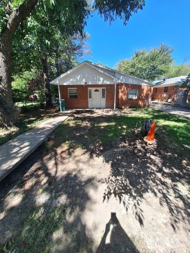 Building Photo - 4 Bedroom, 2 Bath in Clyde! Rental