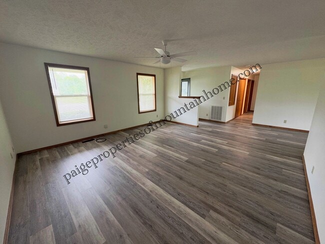 Photo - Bright & Spacious 3 Bed / 2 Bath Home in Town!