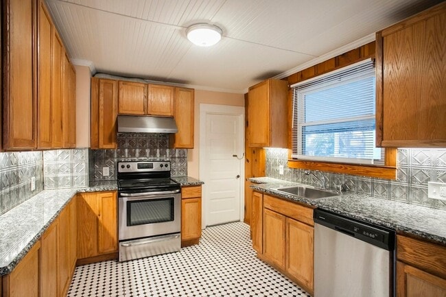 Photo - 909 Clarke St