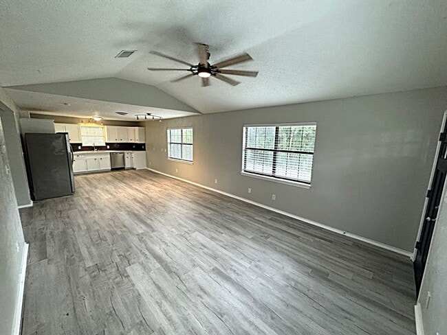 Photo - 1055 Carr St