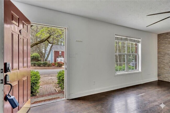 Photo - 635 Anderson Walk