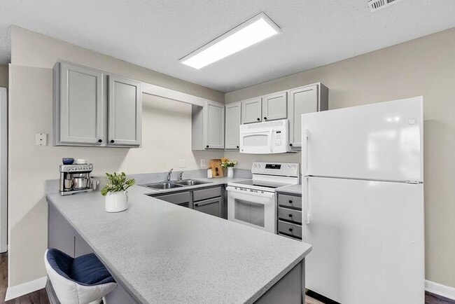 Photo - (843)742-5165 This kitchen is the chef's kiss!!