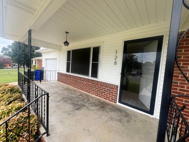 Photo - 128 N Leland Dr