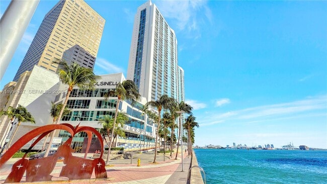 Building Photo - 335 S Biscayne Blvd Unit 2905