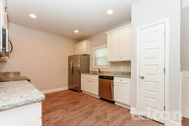 Photo - 817 Crescent Way