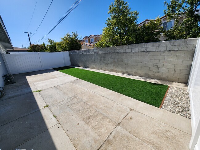 Photo - 233 E 219th St