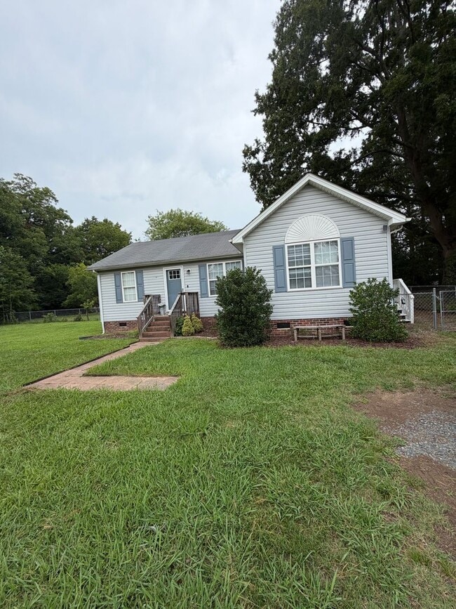 Building Photo - 3 bedrooms, large lot, updated interior!