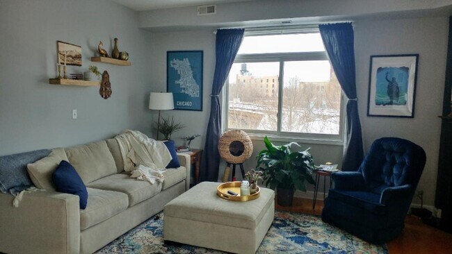 Photo - 680 N Green St