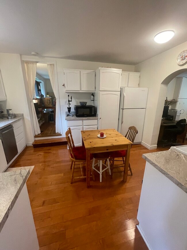 Photo - 2 Bedroom Single Family Home in Dundas