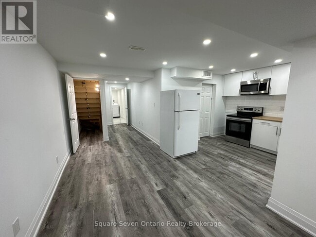 Photo - 16 Napoleon Cres