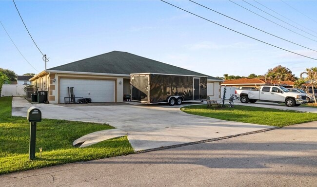 Building Photo - 141 NE Naranja Ave