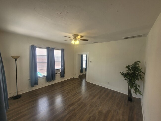 Building Photo - 1415 Lombardy St