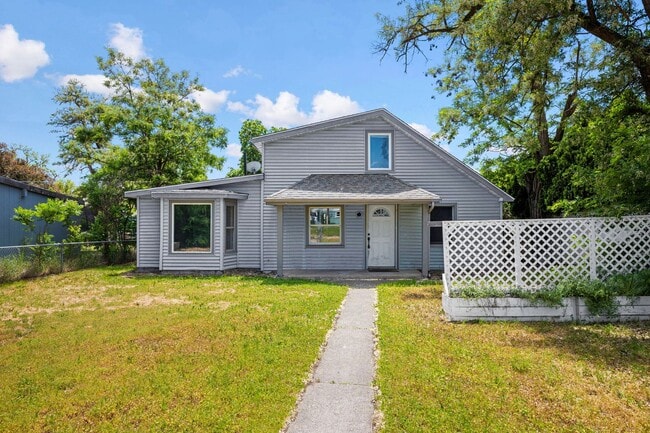 1504 E Queen Ave