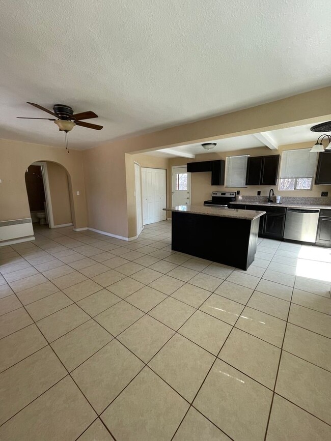 Photo - 615 Willow St