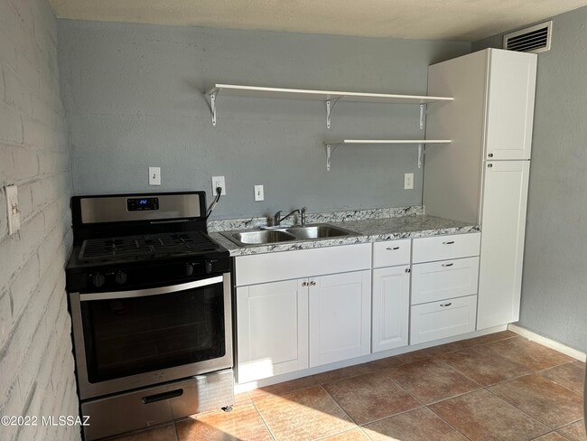 Photo - 5737 E 24th St