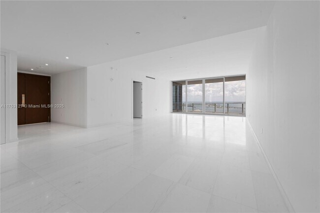 Photo - 300 Biscayne Boulevard Way