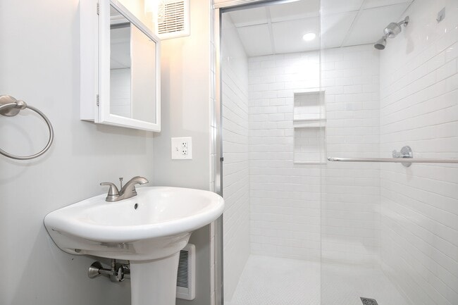 Building Photo - 39 Bourne St Unit 1W
