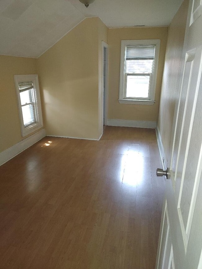 Photo - 1184 Moy Av Unit Upper