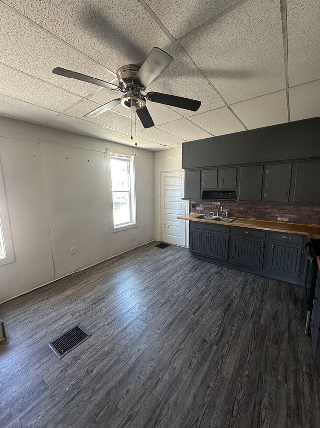 Photo - 1047 W Poplar St