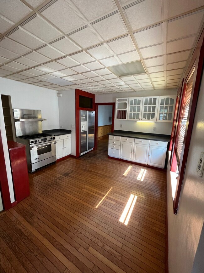 Photo - 245 Presidents Ln