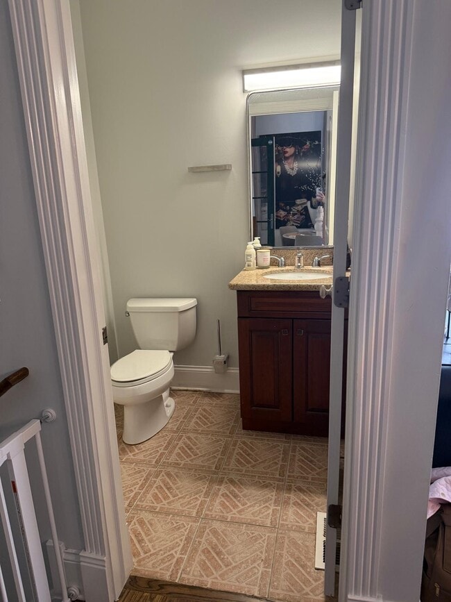 Powder Room - 835 W Bradley Pl Unit 1R