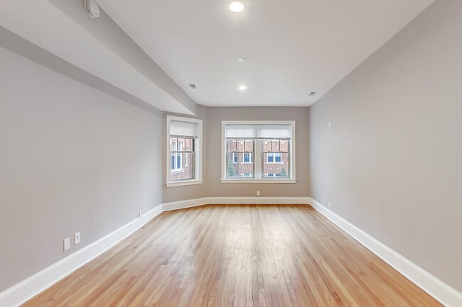 Building Photo - 948 Pleasant St Unit 1J