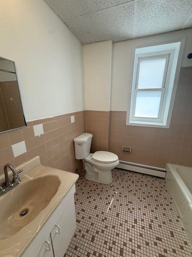 Photo - 4001 Bergenline Ave Unidad 3