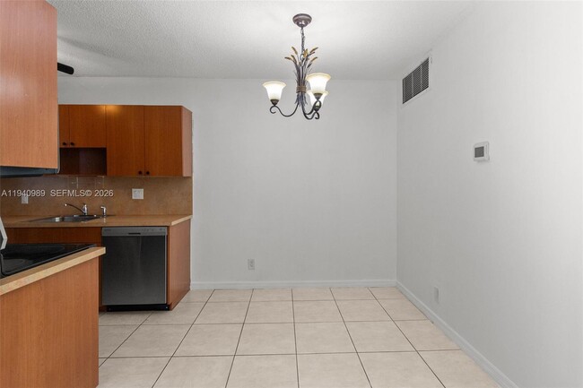 Photo - 4140 Woodside Dr Unit 105