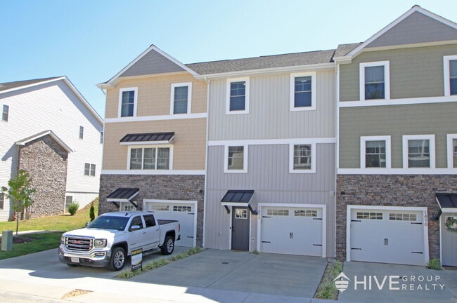 Building Photo - "Impressive 3-Bed Townhouse with Fenced in...