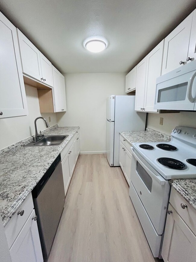 Photo - Great 3 Bedroom 1.75 Bathroom Condo! Washer/Dryer Hook Ups! W/S/G Paid!