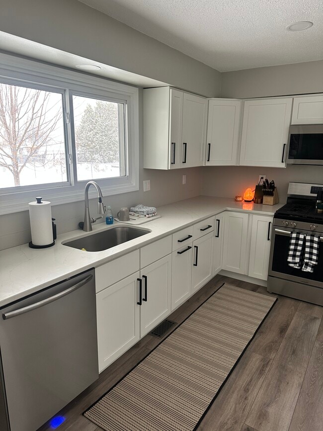 Kitchen - 75 Elm Ridge Ct