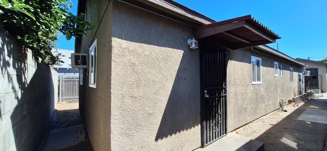 Photo - 13453 1/4 Filmore St Unidad 13457 1/2