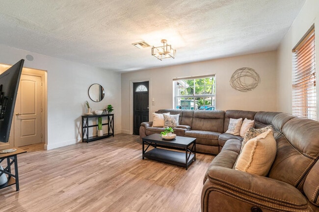 Building Photo - 1315 SW 30th St Unit SI FL1-ID1475656P