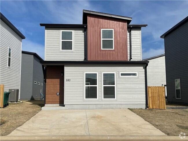 Building Photo - Spacious 3 Bed, 2 Bath Home with Modern To...