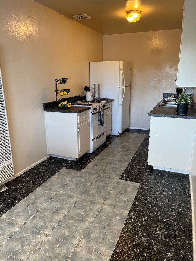 Photo - 1303 Edmonton Ave Unit 04