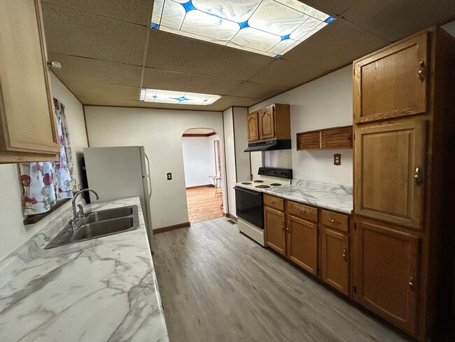 Building Photo - 922 S Spring St