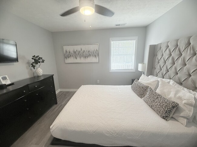 Photo - 469 White River Dr