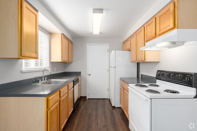 1BR, 1BA - 640SF - Kitchen - West End Apartments