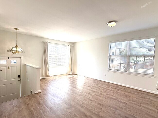 Photo - 1971 Darlington Loop