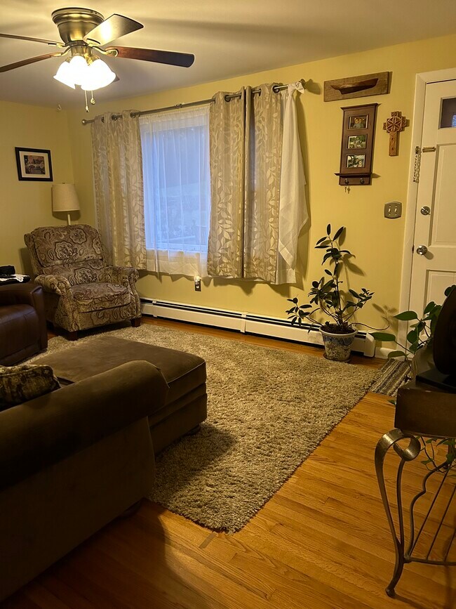 10 Pine St Rental For Rent in Stonington, CT