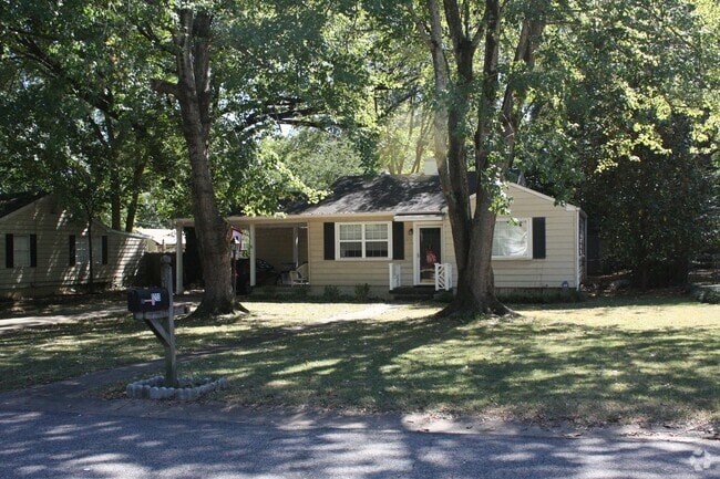Building Photo - Charming Cottage situated on a nice lot in... Rental