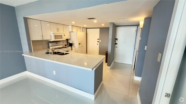 Building Photo - 1351 NE Miami Gardens Dr Unit 422E Rental