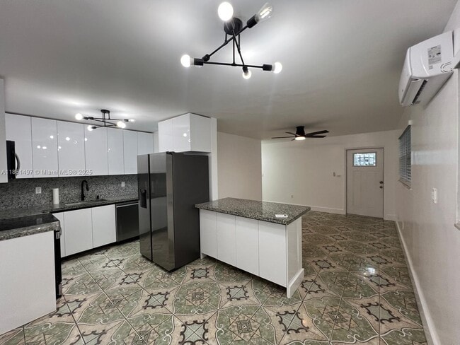 Building Photo - 3081 NW 94th St Unit 3083
