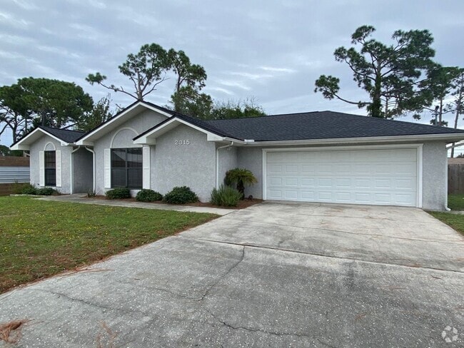 Building Photo - Spacious 3Bed/2Ba Home in a Quiet, Establi...