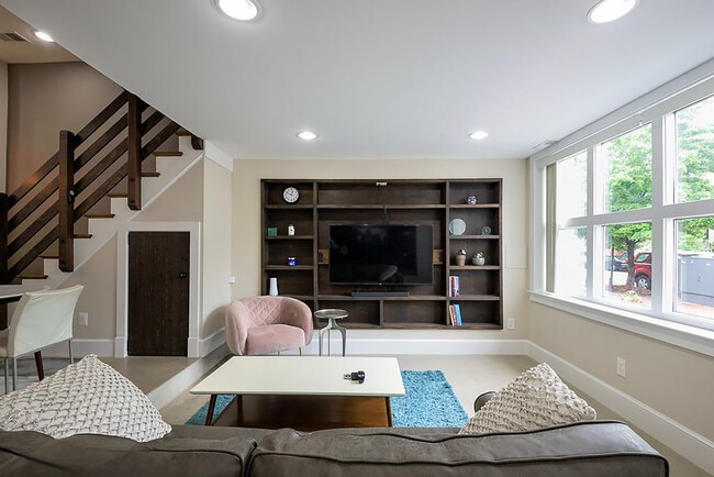 Photo - 717 F St NE Unidad ID1011206P