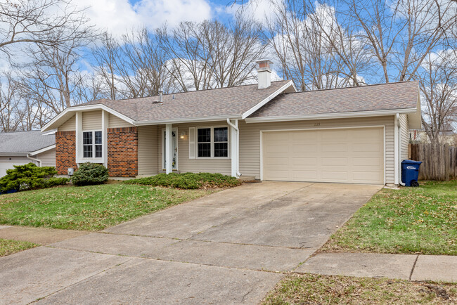 Available April 1st1 Three bedroom, 1 1/2 bath Ranch with large fenced yard. - 215 Shadyoak Dr Casa