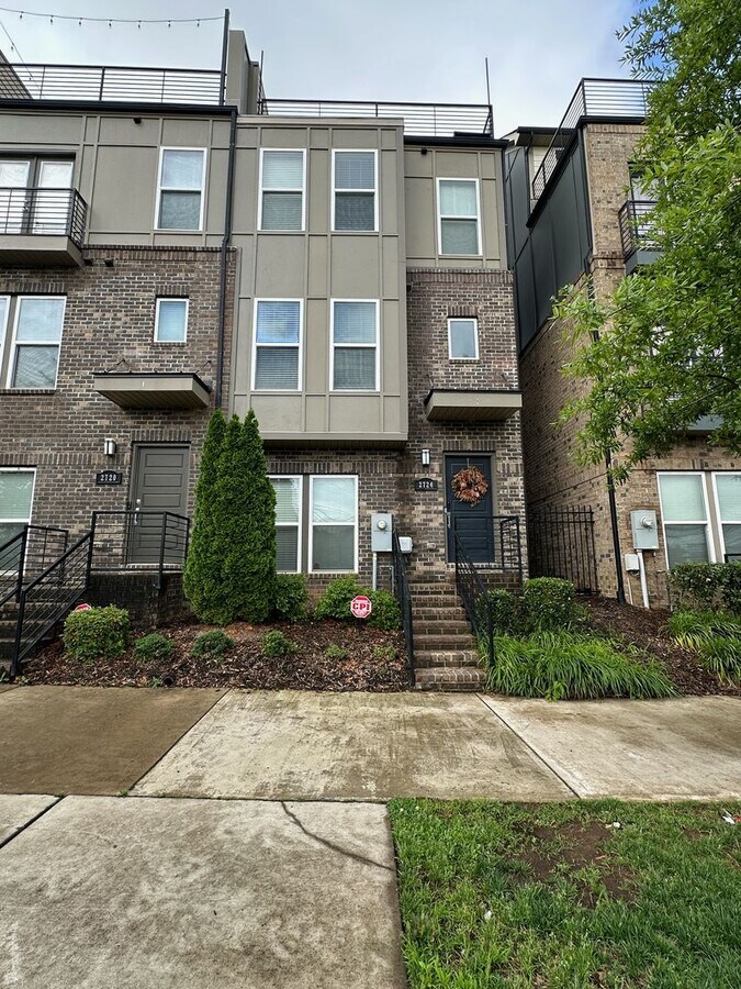 Stunning Townhome With Skyline Views! - Stunning Townhome With Skyline Views!