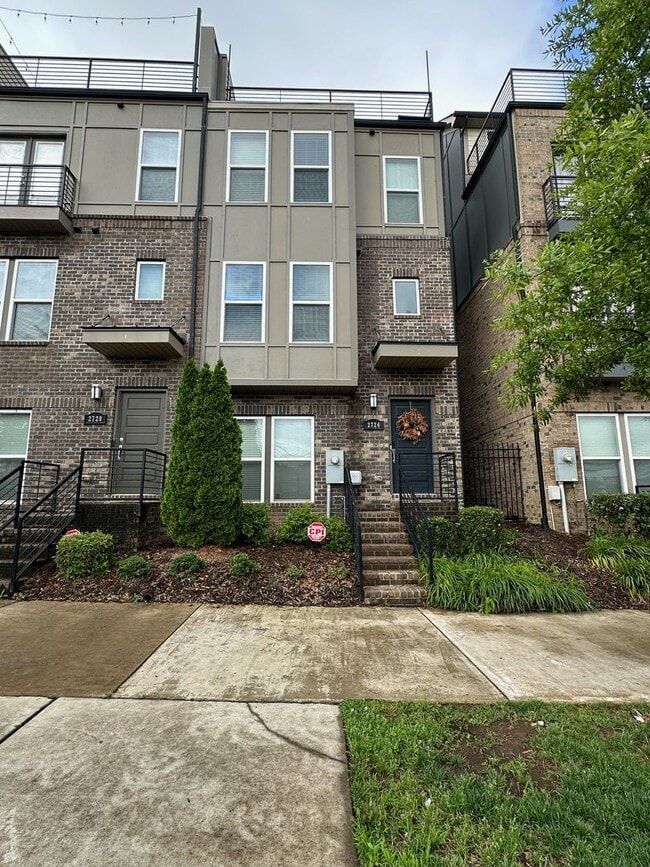 Stunning Townhome With Skyline Views! - Stunning Townhome With Skyline Views!
