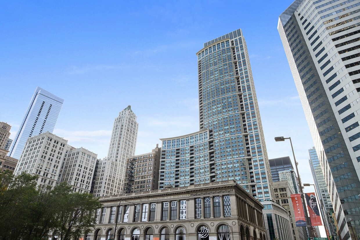Photo - 130 N Garland Ct (Chicago, IL)