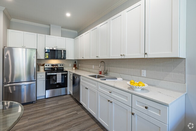1BR, 1BA - 715SF - Kitchen